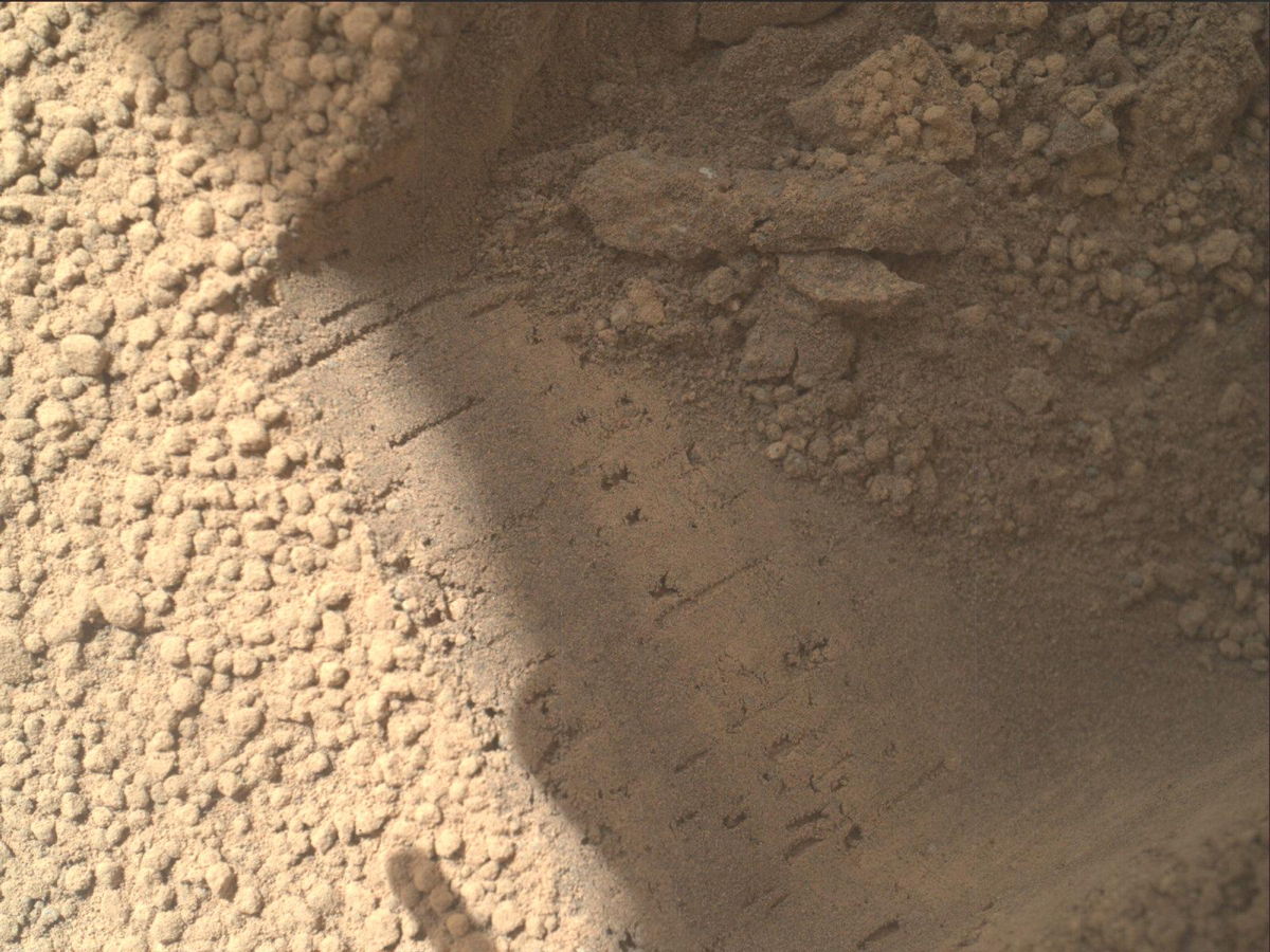 Curiosity Rover Digs Up Shiny Particles on Mars